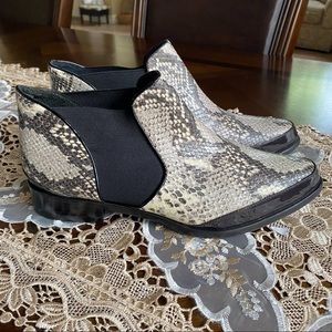 Pour La Victorie snake  like with paten leather trim booties EUC